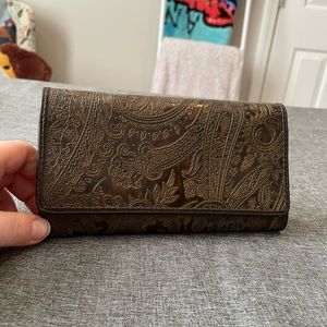 Vegan Style, Luxe Feel: Relic Trifold Wallet in Distressed Brown ✨